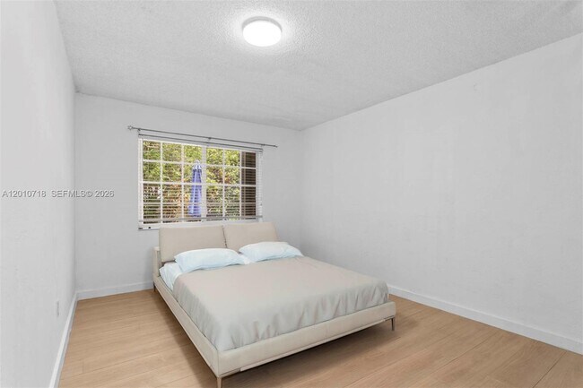 Building Photo - 9125 Carlyle Ave