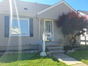 Building Photo - Charming 3 bedroom bungalow freshly updated