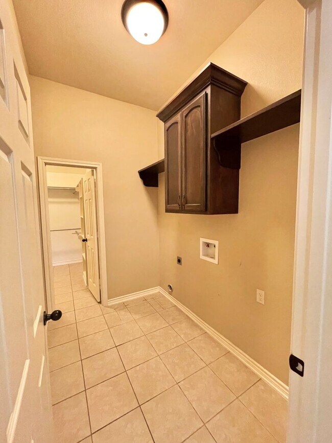 Building Photo - Beautiful 3-bed/2-bath with garage!