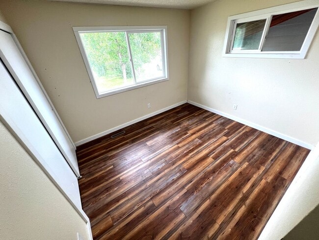 Building Photo - Pet Friendly 5 Bed 2 Bath Single Family Ho...