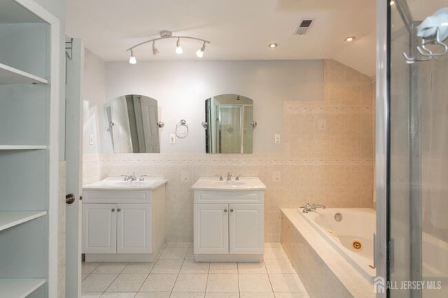 Building Photo - 410 Johnstone St