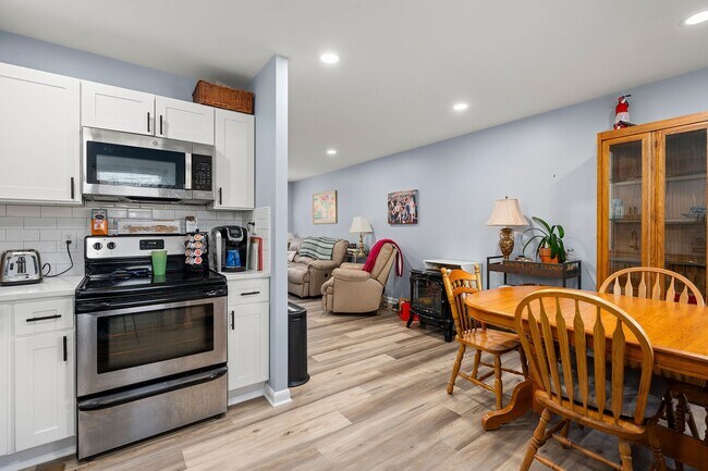 Building Photo - Elegant & Modern Home with Beautiful Interior