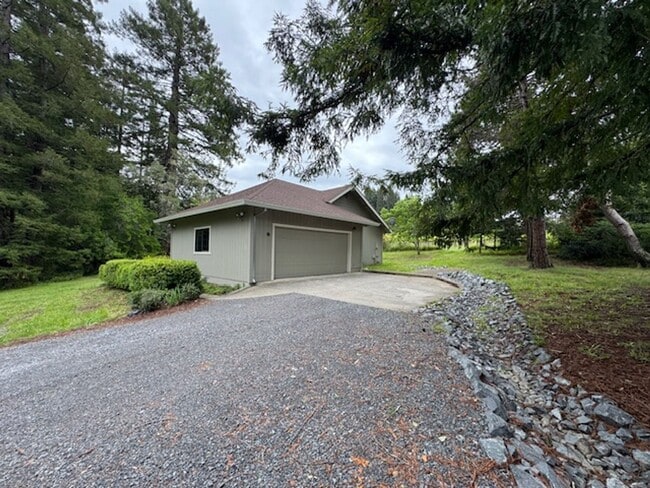 Building Photo - Two bedroom country charmer close to Occidental $2800.00