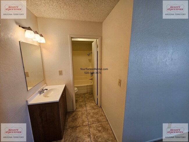 Building Photo - 22nd & Kolb Area Condo - Upstairs unit in Langley Gardens