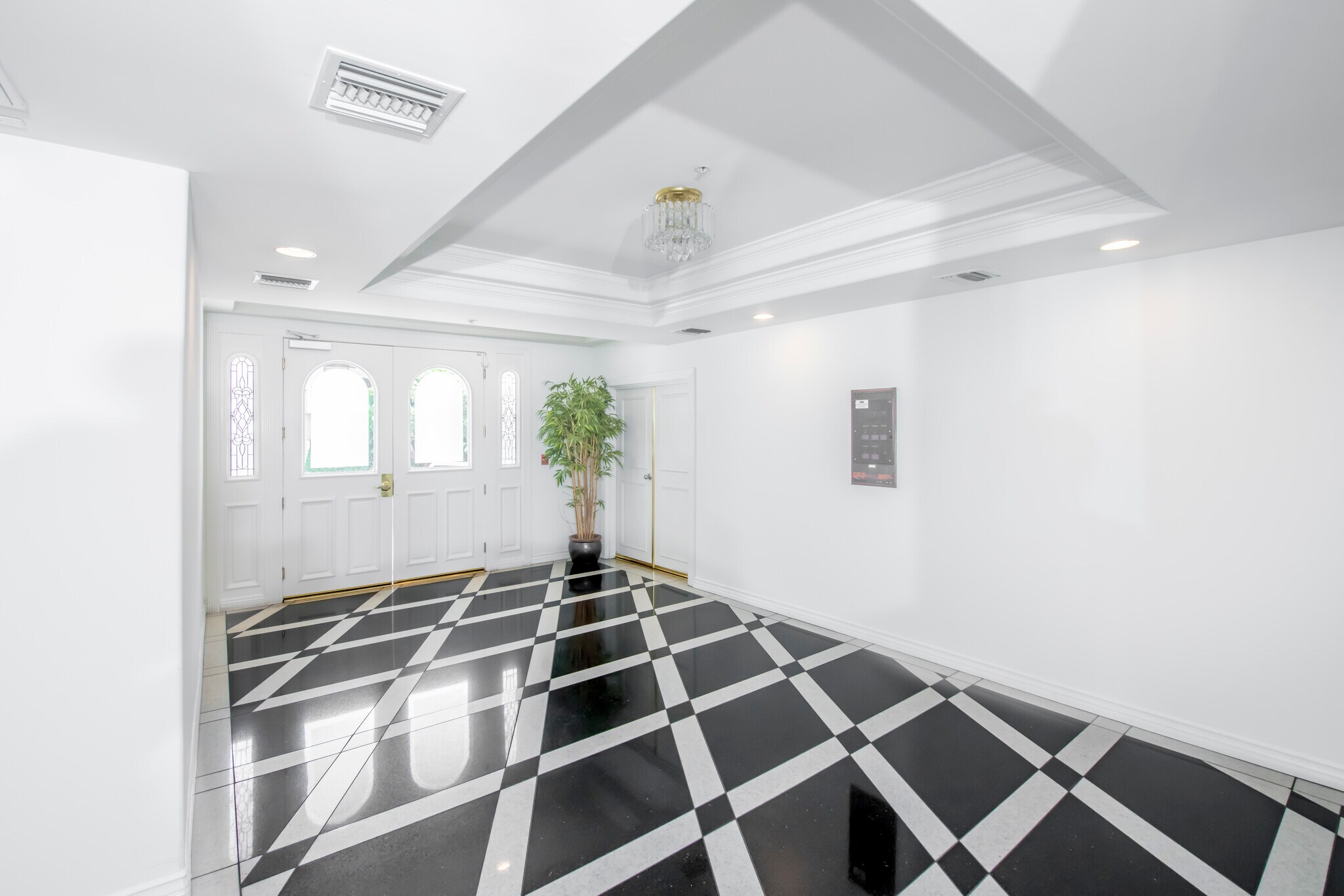 Lobby - 1315 S Saltair Ave