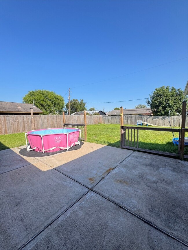 Building Photo - 228 Meadowlawn St