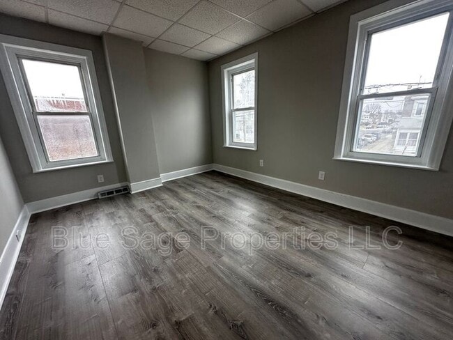 Building Photo - 1301 E 9th St