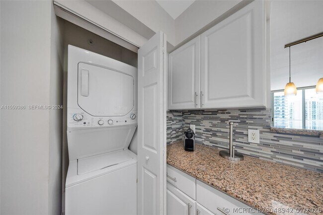Building Photo - 1155 Brickell Bay Dr
