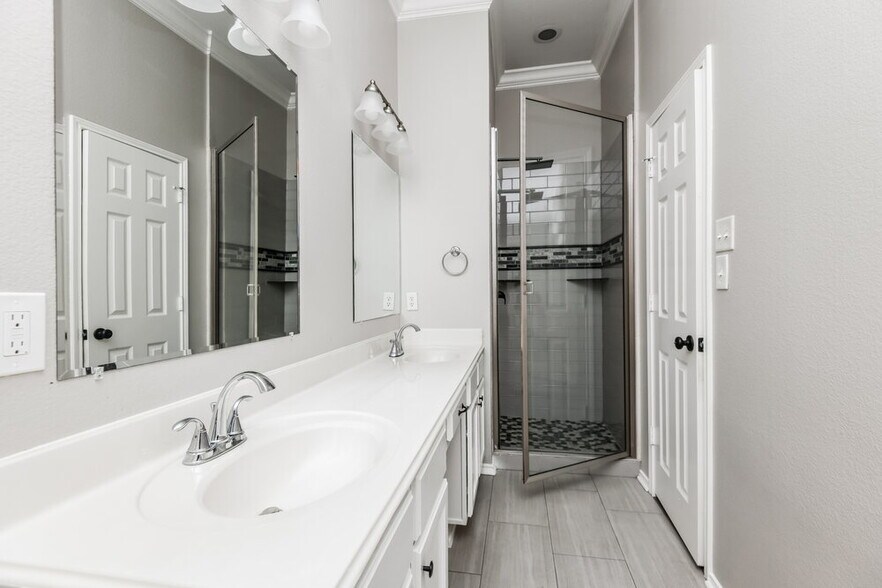 Building Photo - 1300 Maple Terrace Dr