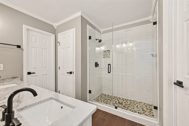 Building Photo - 1720 Old Creek Dr