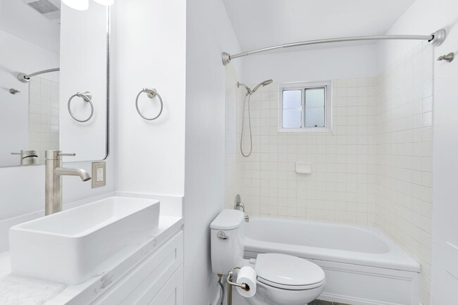 Building Photo - 4 bed/ 3 bath Single-Family Home in North ...
