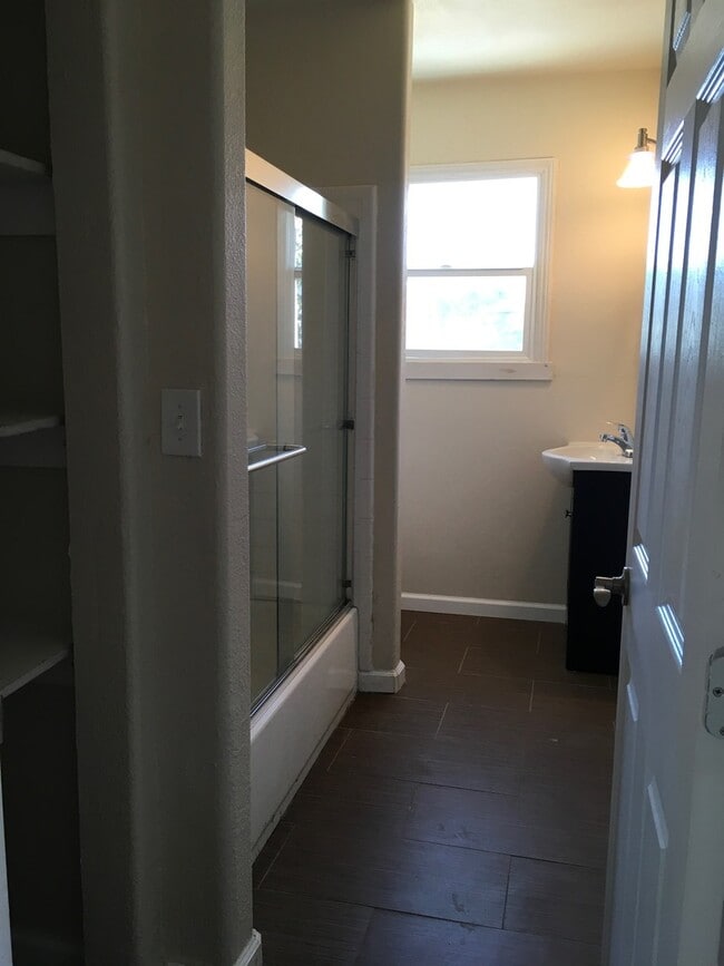 Building Photo - Beautifully 2Br, 2Ba Located near UOP