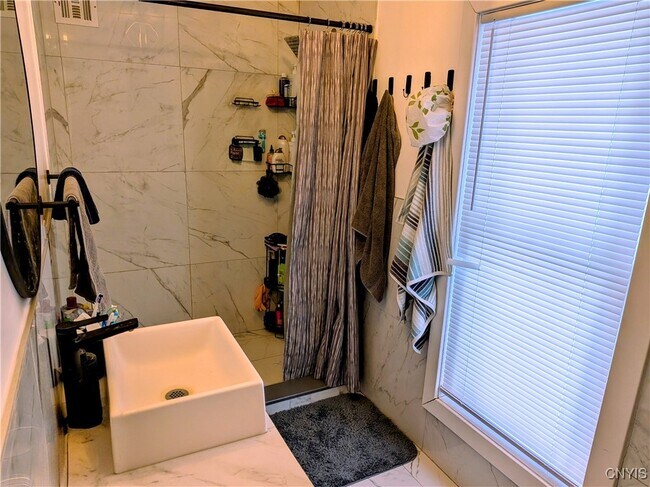 Building Photo - 77 Lincoln Ave