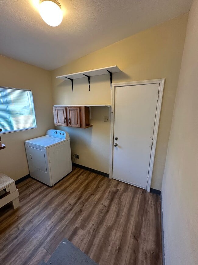 Building Photo - 2 bedroom 1 bathroom duplex Vacaville