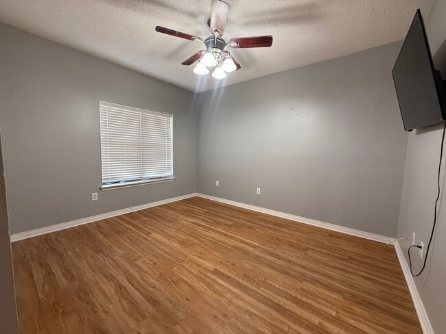 Building Photo - Charming 2 Bed 1 Bath Apartment