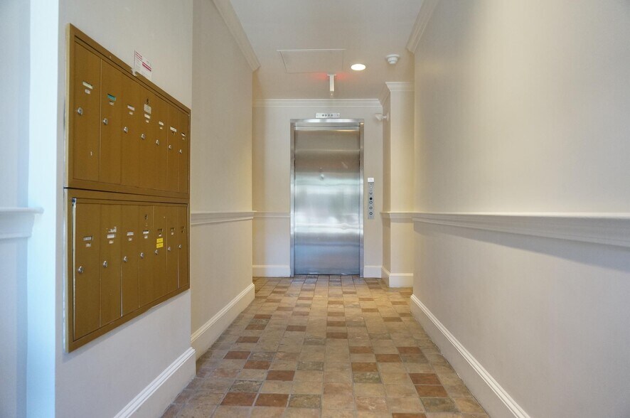 Building Photo - 365 Washington St