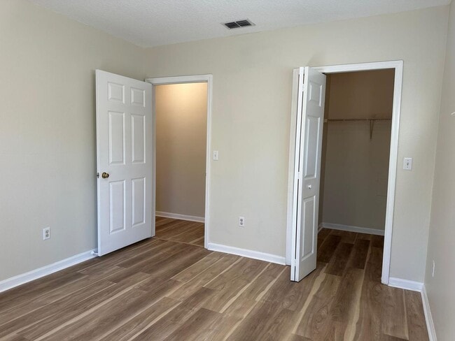 Building Photo - Freshly Updated Sunset Lake Condo (2 Bed, 2 Bath, 1st floor)