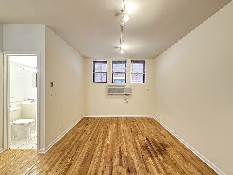 Building Photo - 931 W Dakin St