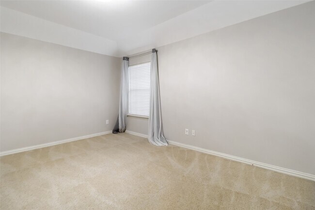 Building Photo - 920 Falcon Dr