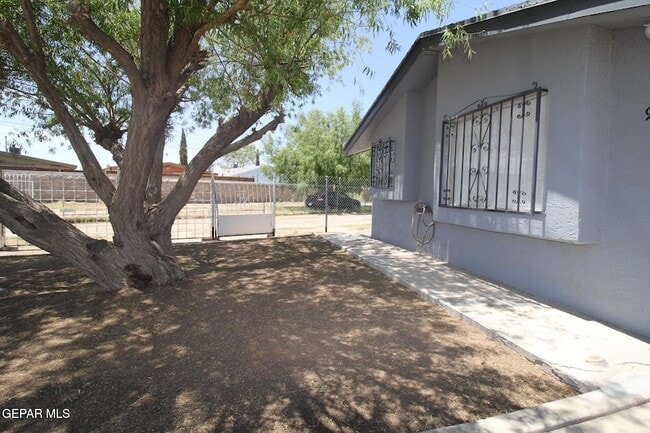 Building Photo - 9604 Gaza Dr