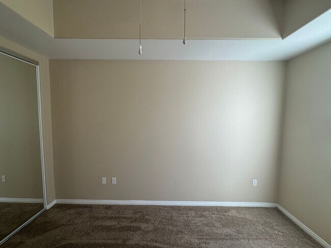 Building Photo - SPACIOUS BOTTOM FLOOR 2 BEDROOM IN THE GATED MANHATTAN CONDOS