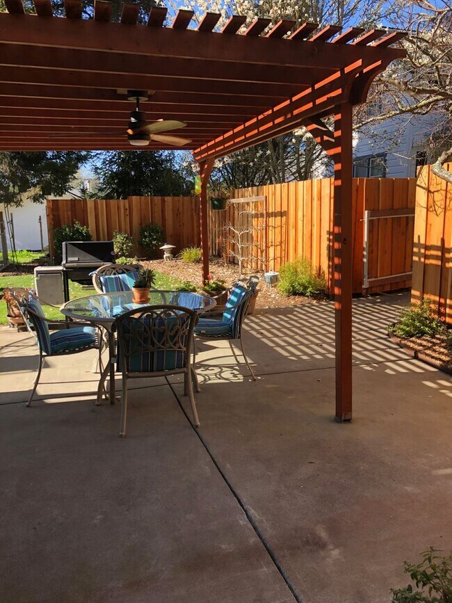 Building Photo - MOVE IN SPECIAL!!!! Charming 3 bedroom 2 bath home Sebastopol!!