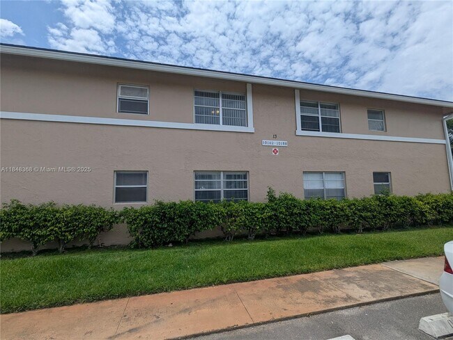 Building Photo - 10172 Twin Lakes Dr