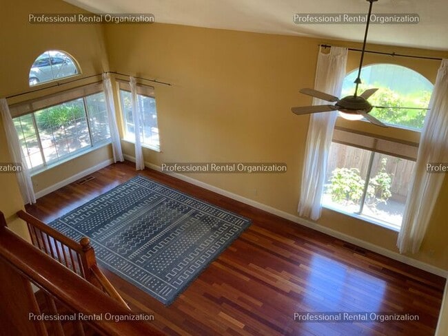 Building Photo - Beautiful Eastside 4 Bedroom, 3 Full baths in quiet neighborhood