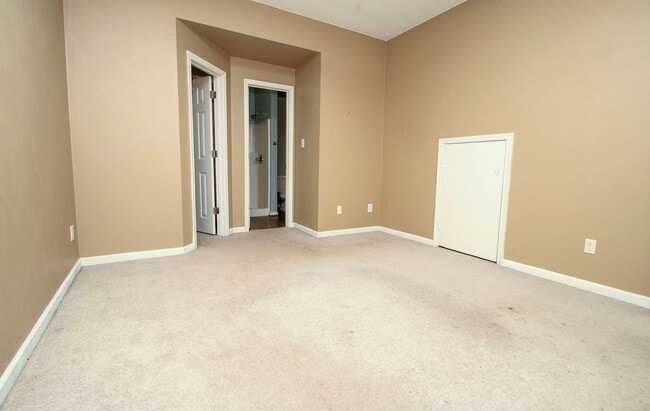 Building Photo - Townhome in sought after Coventry.