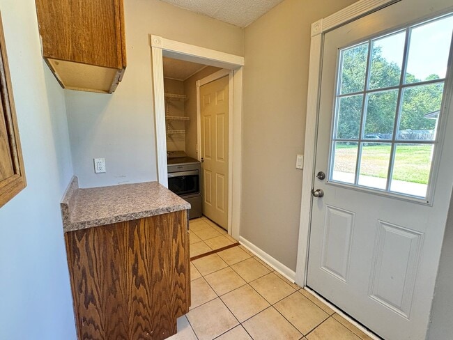 Building Photo - AVAILABLE AUGUST 2025 [PET FRIENDLY]