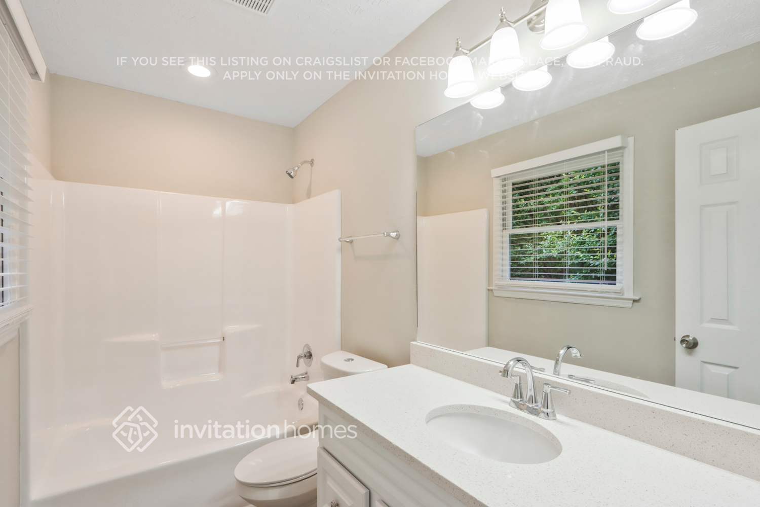 Building Photo - 300 E Country Woods Dr