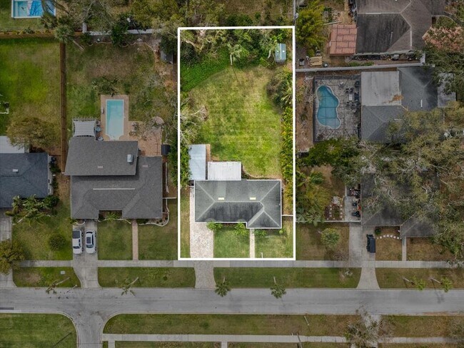 Building Photo - 605 Gardenia St