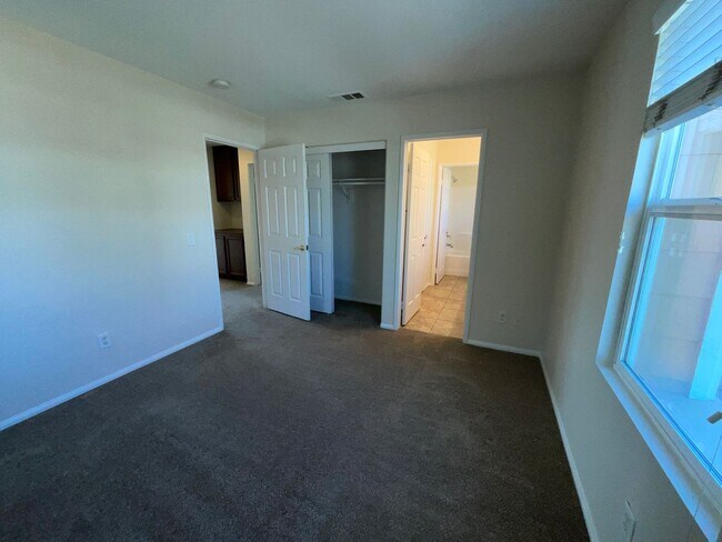 Building Photo - 35884 Crickhowell Ave