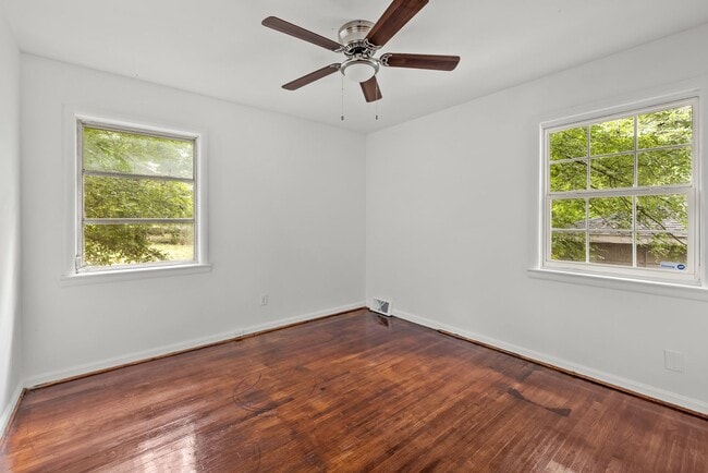 Building Photo - Newly Renovated Center Point Home