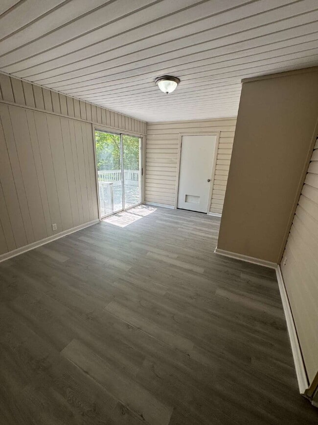 Building Photo - "Charming 3-Bed Oasis with 2 Full Baths on Brookview Drive – Your Perfect Talladega Retreat!"