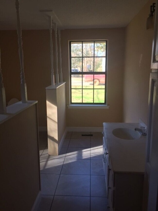 Building Photo - 210 Pineleaf Ln