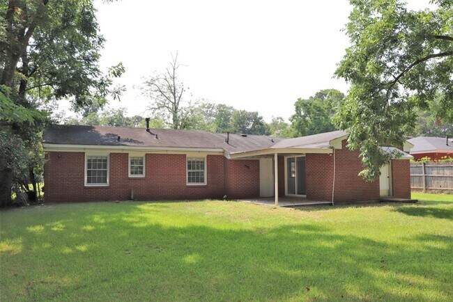 Building Photo - Charming 3-Bedroom + BONUS SUNROOM