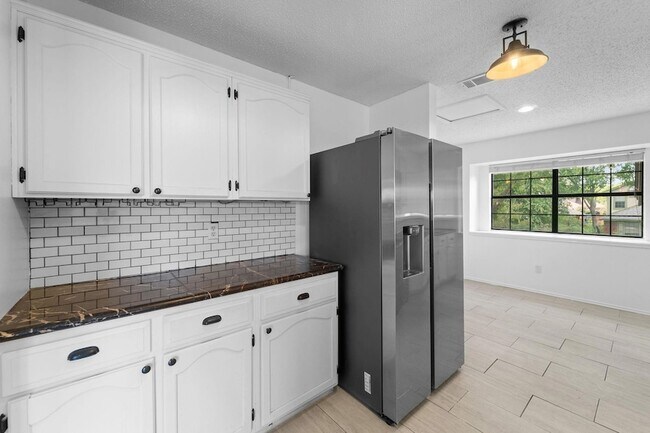 Building Photo - 1828 Alameda Dr