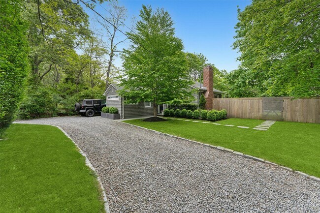 Building Photo - 689 Main St