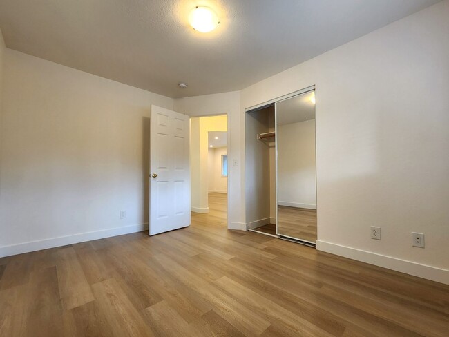 Building Photo - Beautiful Remodeled Duplex in Palo Alto Av...