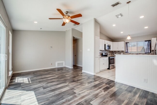 Building Photo - 2610 Lake Briar