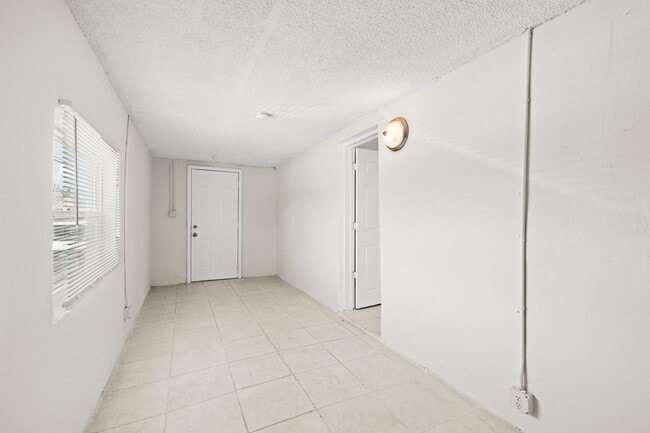 Building Photo - 1125 W 28th St