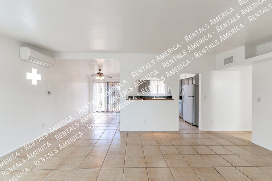 Building Photo - 801 E Holaway Dr