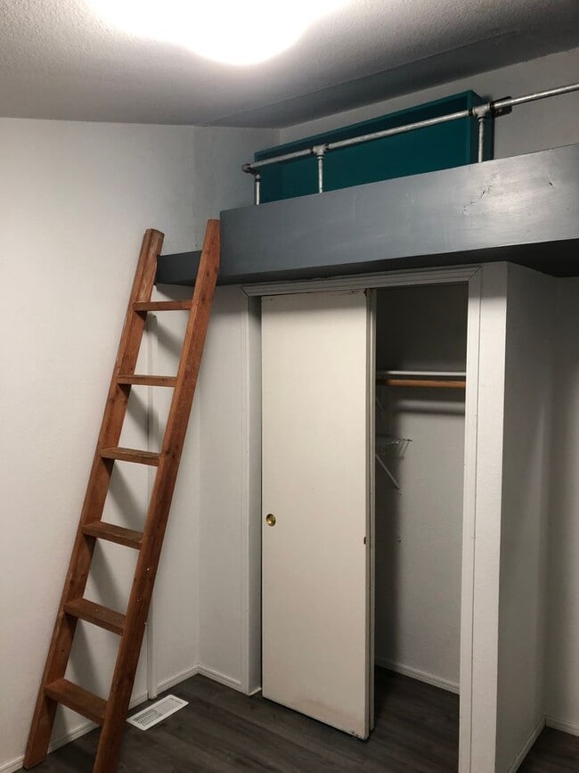 Building Photo - Large 4 Bedroom House in Sheridan