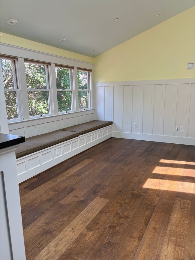 Building Photo - Beautiful 2/2.5 in the heart of Penngrove