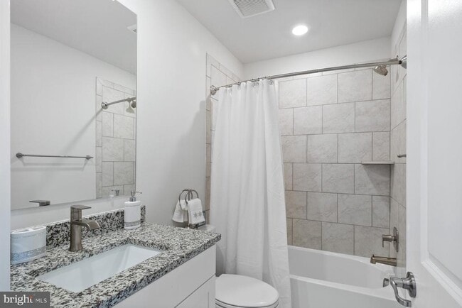 Building Photo - 6960 Farragut Dr
