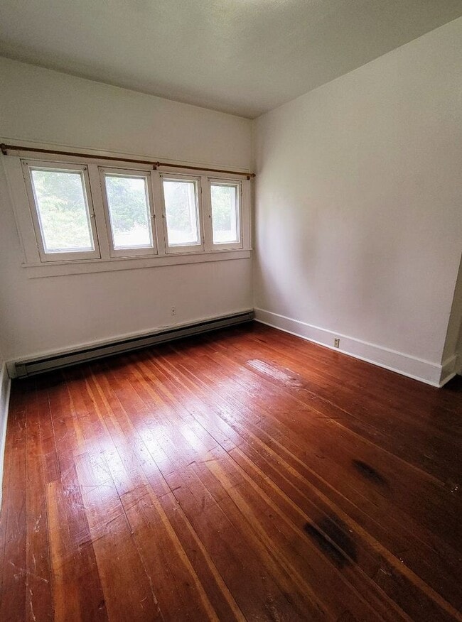 Building Photo - Adorable 3 Bedroom 1 Bath Cape Cod Home