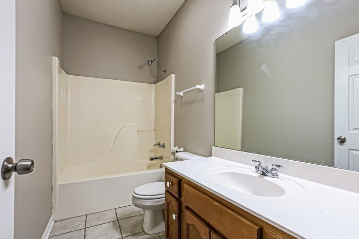 Building Photo - 2318 Redwood Dr