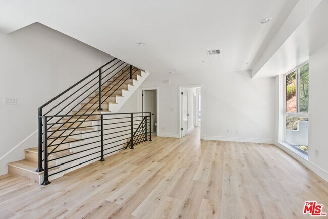 Building Photo - 2113 Holly Dr