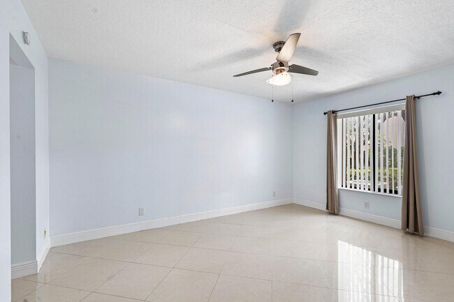 Building Photo - 204 Foxtail Dr